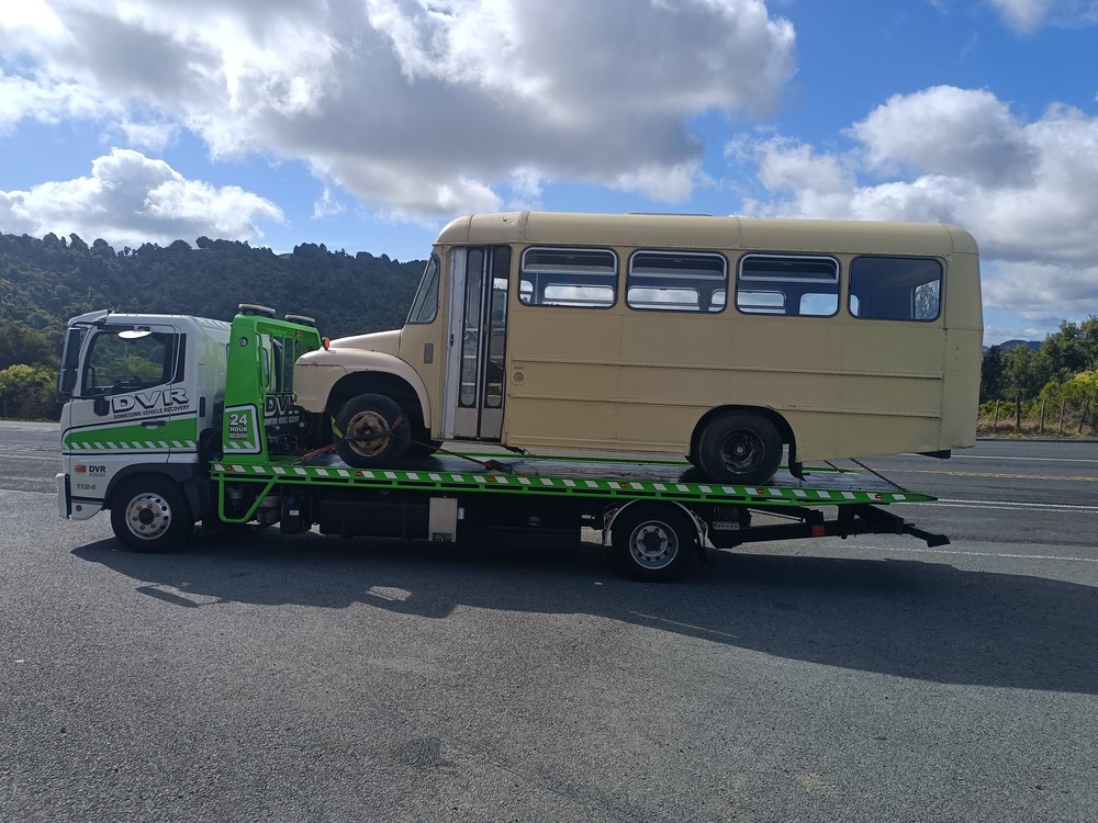 4743 (1) caravan on tow truck