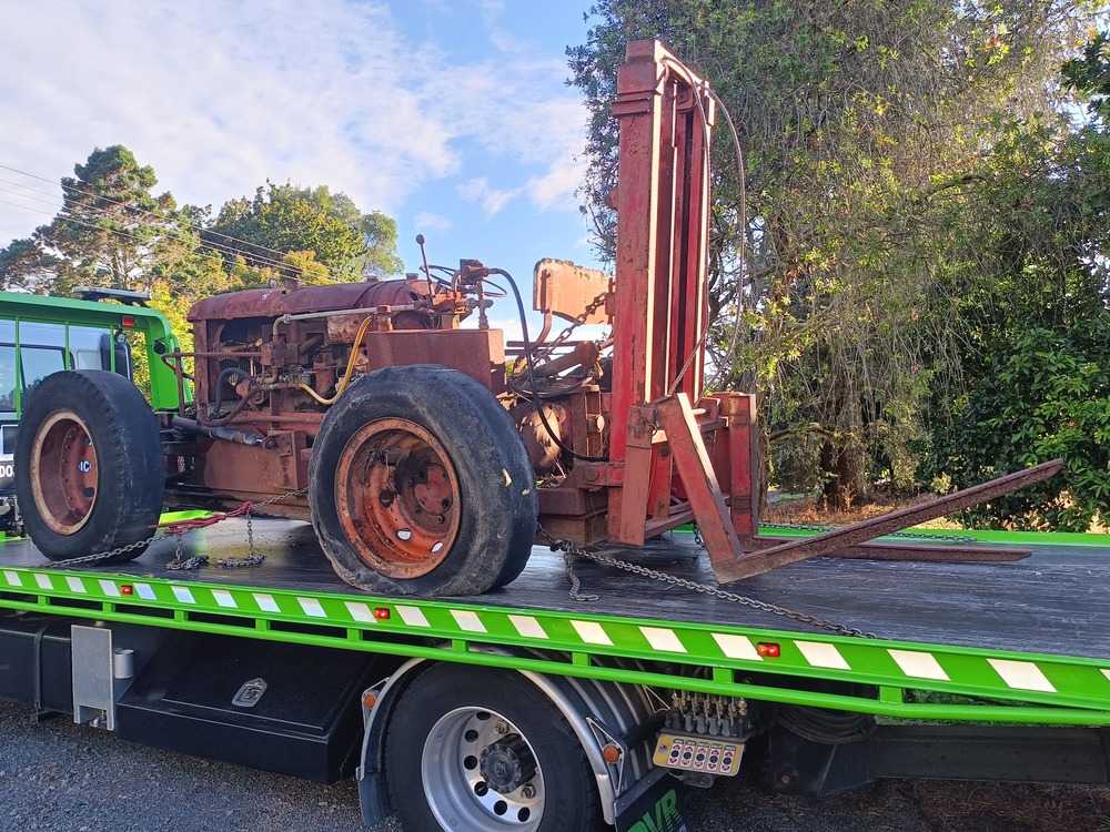 machinery-transport machinery on tow truck