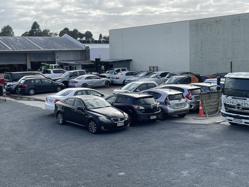 vehicle-storage machinery on tow truck